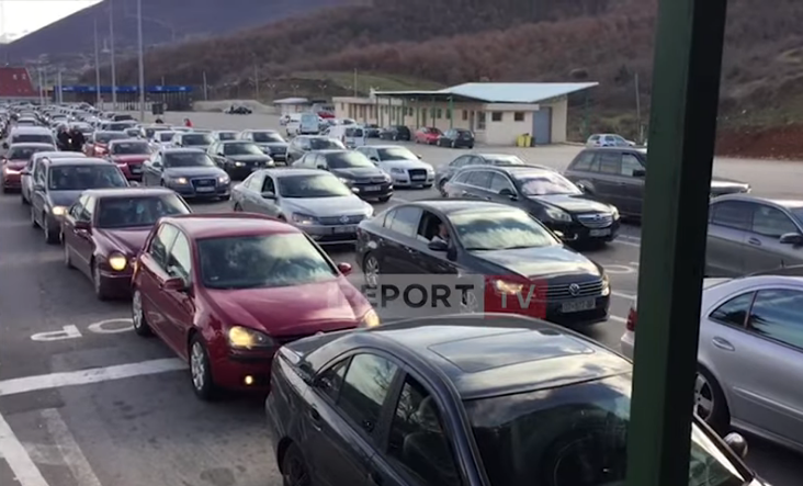 NUK PYESIN PËR COVID-19/ 12 mijë shqiptarë të Kosovës dynden drejt Shqipërisë, krijohen radhë të gjata mjetesh në Morinë