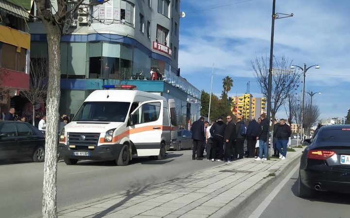 AKSIDENT NË FIER/ Automjeti përplas të moshuarin, dërgohet në spital