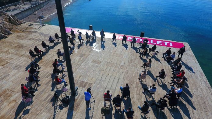 BRAKTISIN LSI-NË/ Rreth 100 të rinj nga Vlora bashkohen me PS. Gjiknuri: Keni bërë zgjedhjen e duhur