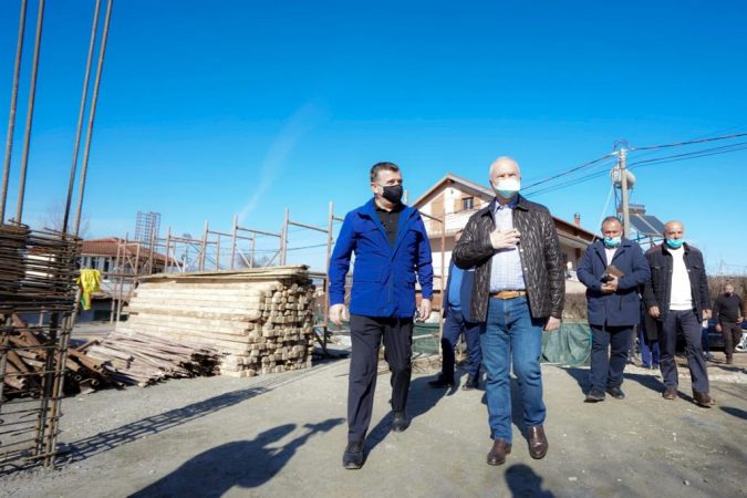 NDËRTOHET SHKOLLA E RE NË MLLIZË TË ELBASANIT/ Balla falenderon Emirin e Kuvajtit për mbështetjen: Kam kërkuar që cilësia të jetë më e mira dhe…