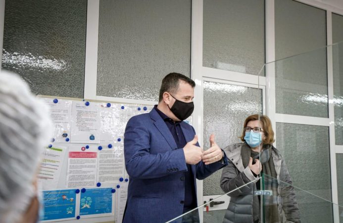 VIZITË NË FABRIKËN E MONTIMIT TË APARATEVE MJEKËSORE AEROSOL NË ELBASAN/ Balla: Prezencë e shtuar e bizneseve gjermane