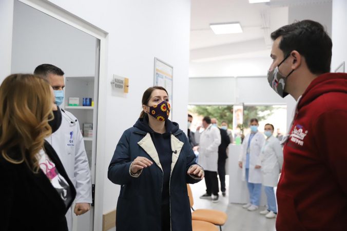 INSPEKTON QENDRËN E RE SHËNDETËSORE NË KASHAR/ Manastirliu: Përfundon rehabilitimi i 300 qendrave, do të vijojmë…