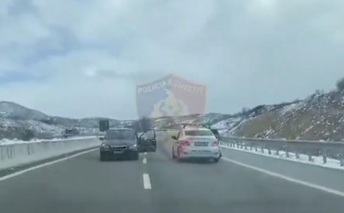DALIN PAMJET/ POLICIA ndalon një të “çmendur”, lëvizte me makinë në sens të kundërt në rrugën Tiranë-Elbasan