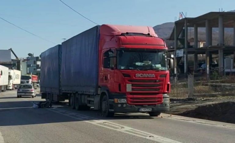 KAMIONI PËRPLAS MOTOÇIKLETËN NË LIBRAYHD/ Plagoset rëndë çifti i bashkëshortëve (VIDEO)