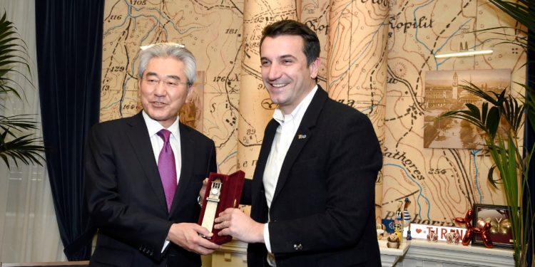 VELIAJ I DHURON “KULLËN E SAHATIT”/ Ambasadori i ri: Më shumë investitorë nga Japonia në Tiranë
