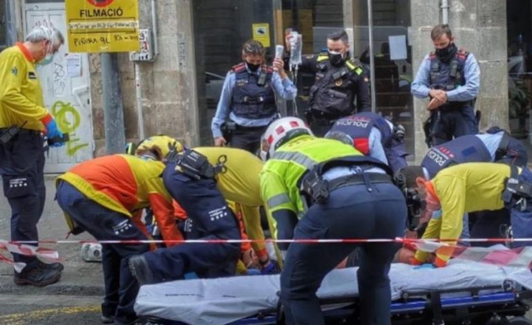 NGJARJE E RËNDË/ Shqiptari qëllohet disa herë me thikë në mes të qytetit të Barcelonës
