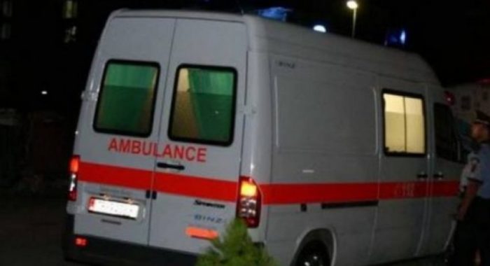 AKSIDENT NË AUTOSTRADËN TIRANË-DURRËS/ Makina humb kontrollin dhe plagos dy këmbësorët, përfundojnë në spital