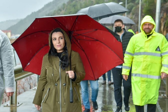 “NISIM PUNËN PËR…”/ Balluku inspekton mirëmbajtjen në segmentin Lezhë-Shëngjin
