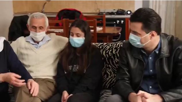 BASHA NË SIKLET/ I premton rritje pensioni familjes në Lundër, vajzat ia plasin të qeshurës (VIDEO)