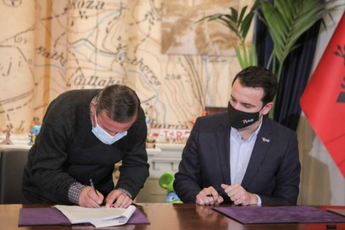 LAGJA E RE NË KOMBINAT/ Familjet e para firmosin kontratat e porosive, Veliaj: Shtëpitë bëhen pronë e qytetarëve
