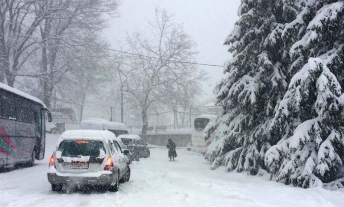 ULJA E TEMPERATURAVE/ Dëbora mbulon Greqinë, tre humbje jete si pasojë e motit të keq