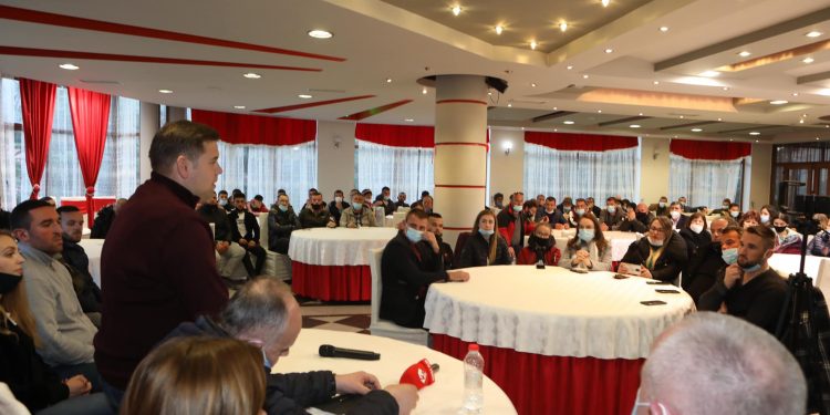 GRUMBULLOI NJERËZ NË MALIQ DUKE MOS RESPEKTUAR MASAT/ Ja sa lekë është gjobitur Endrit Braimllari i LSI-së