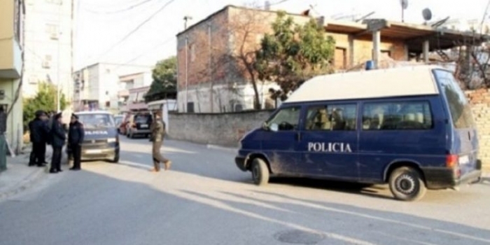 E RËNDË/ Dhunoi gruan dhe plagosi me thikë kunatin, arrestohet 27 vjeçari në Tiranë (EMRI)