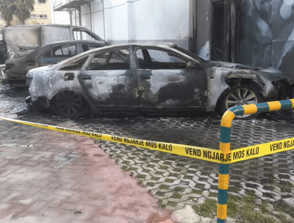 DIGJEN TRE MAKINA NË LUSHNJE/ Policia jep informacion: Dëmtimet në automjete të mëdha, shkak dyshohet një defekt elektrik