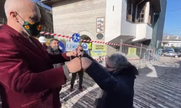 “O TË KEQEN MOTRA DO TA MARRËSH SE S´BËN”/ Momenti kur “heroina” nga Fieri takon Ramën në Gjirokastër (VIDEO)