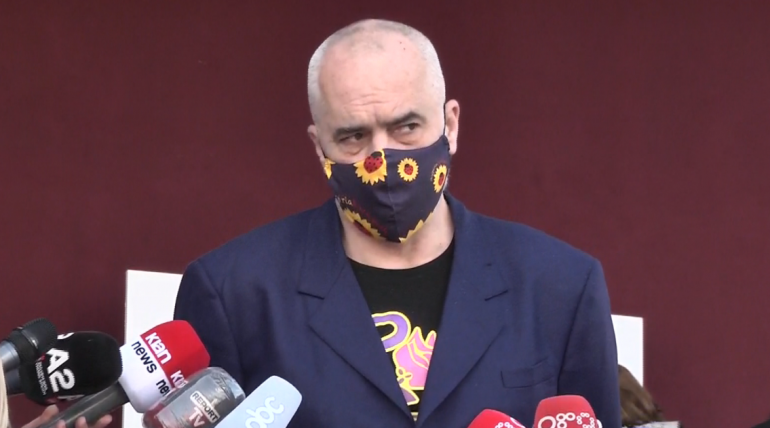 “AKUZA TË NEVERITSHME DHE ÇNJERËZORE”/ Rama: Duhet të ndahen nga jeta personalitetet, për t’iu dhënë dekorata?
