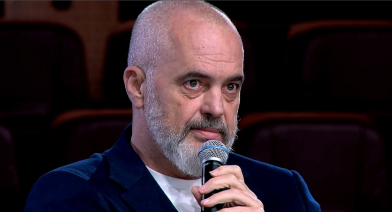 “JAM I PAKËNAQURI MË I MADH”/ Rama publikon FOTOT nga spitalet: Jemi si dita me natën krahasuar me 7 vite më parë