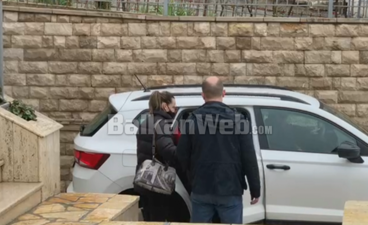 SKANDALI I GJYQTARES NË KRUJË/ Oficerët gjejnë 10 mijë dollarë CASH në njërën nga shtëpitë e Enkeleda Hoxha