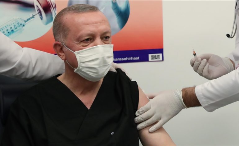 KORONAVIRUSI/ Presidenti Erdogan merr dozën e dytë të vaksinës kundër COVID-19