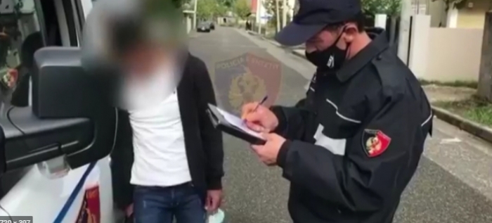 THEU RREGULLAT ANTI-COVID/ Policia gjobit djalin e ish-kryeministrit