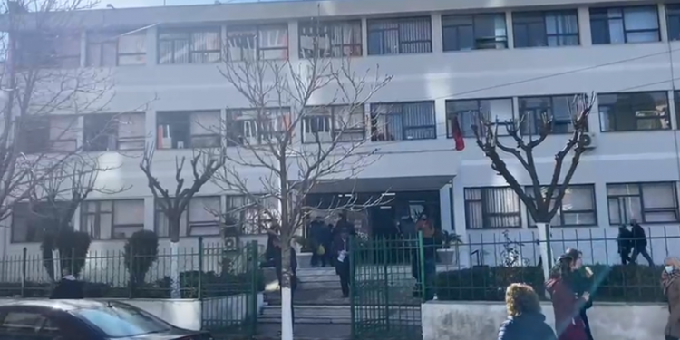 NIS VAKSINIMI NË FIER/ 80 bluza të bardha dhe 55 të moshuar do marrin dozën e parë të Pfizer