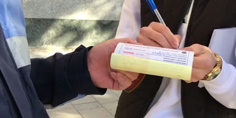 VAZHDOJNË SËRISH DUKE MOS RESPEKTUAR MASAT ANTI-COVID/ Ja sa qytetarë janë gjobitur brenda 24 orëve