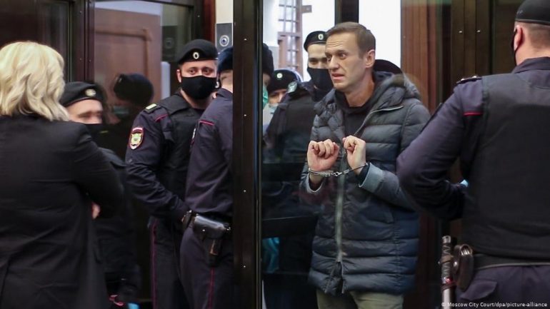 RUSIA INJORON THIRRJET E PERËNDIMIT/ Navalny sërish në gjyq për shpifje