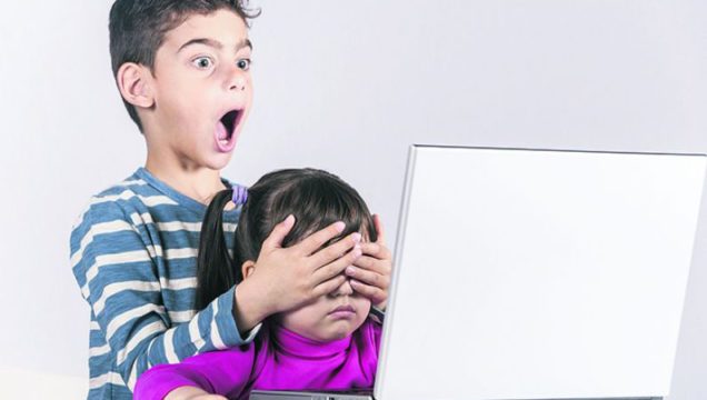 DHUNA NË INTERNET/ Prindërit shqiptarë fajtorë pa faj