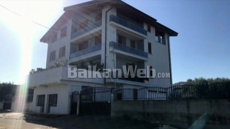 TENTATIVA PËR GRABITJE NË KAVAJË/ Nënë e bir u përleshën me autorët pas sulmit mbi 70-vjeçarin. Kamerat e sigurisë filmuan gjithçka
