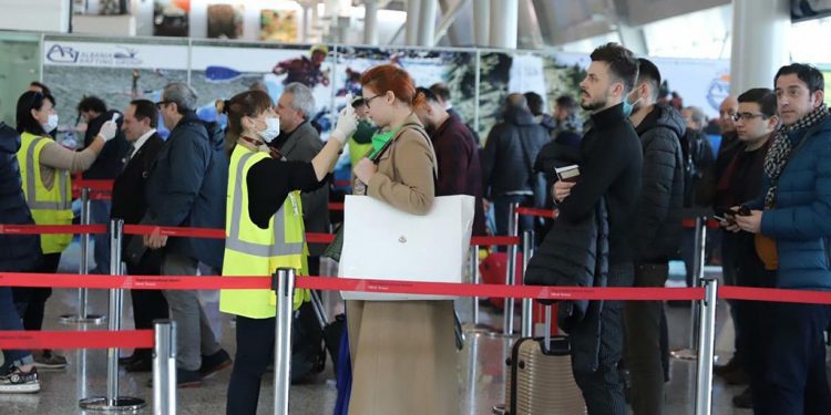 PANDEMIA/ Greqia zgjat kufizimet për të gjitha fluturimet nga Shqipëria, formulari i detyrueshëm për…
