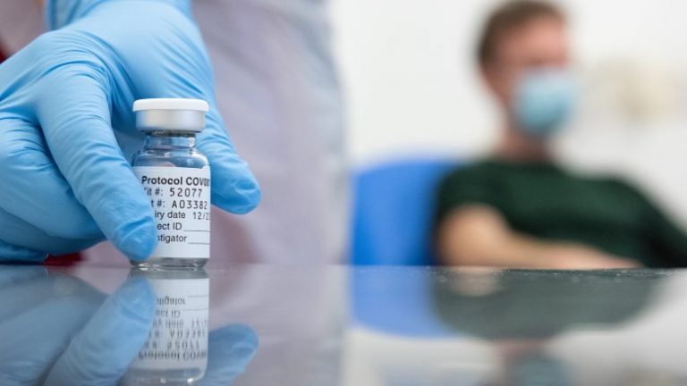 COVID-19/ Ekspertët zbulojnë arsyet: Pse disa njerëz dalin pozitiv edhe pasi marrin vaksinën