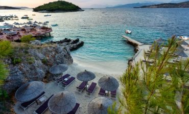 NGA PLAZHI E DERI TEK SHPELLAT/ Faqja e njohur turistike: Ksamili ose Maldivet e Shqipërisë së Jugut