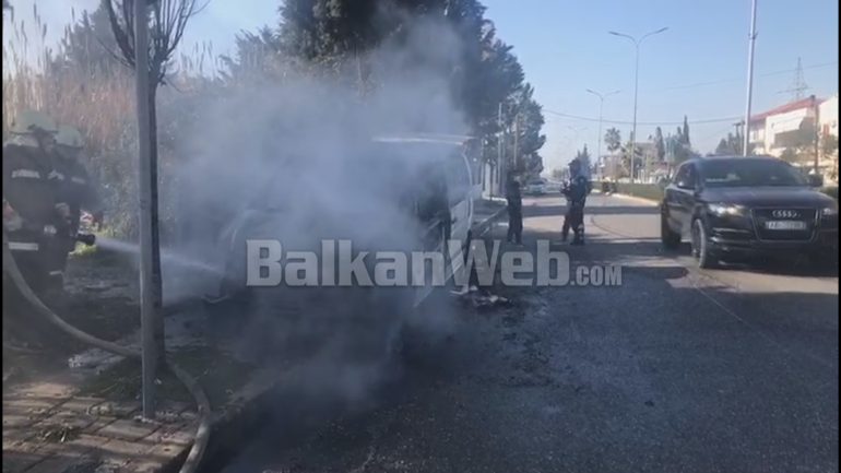 PAMJET/ Shkrumbohet furgoni në hyrje të Kavajës, ja dyshimet e policisë