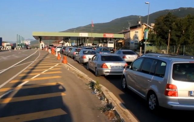 NË KËRKIM PËR VJEDHJE ME DHUNË/ Arrestohet në Morinë i riu nga Maqedonia e Veriut
