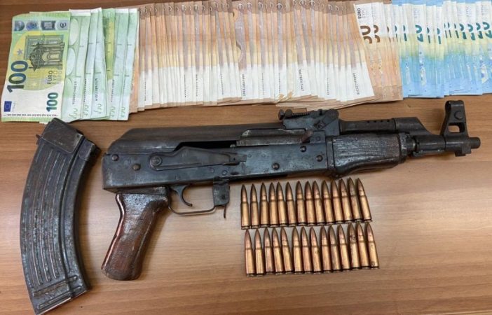 ARRESTOHET NJË 45-VJEÇAR NGA POLICIA GREKE/ Kishte mbushur shtëpinë me drogë e armë, pranga shqiptarit në Greqi