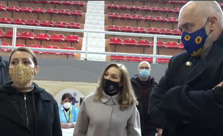 KORONAVIRUSI/ Rama ndjek procesin e vaksinimit të bluzave të bardha në Shkodër, Manastirliu: Të enjten nis dhe në Vlorë