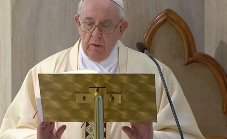 KORONAVIRUSI/ Papa Françesku: Mirënjohje mjekëve dhe infermierëve që vdiqën nga COVID-19
