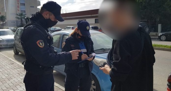 NUK RESPEKTUAN MASAT ANTI-COVID/ Mbi 1250 gjoba për maskat gjatë fundjavës, 15 persona u shoqëruan në komisarjat