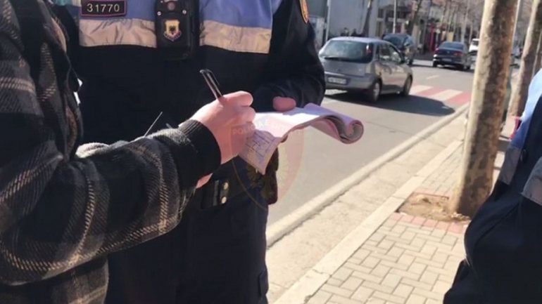 NUK RESPEKTUAN MASAT ANTI-COVID/ Policia gjobit 1181 qytetarë në 24 orët e fundit