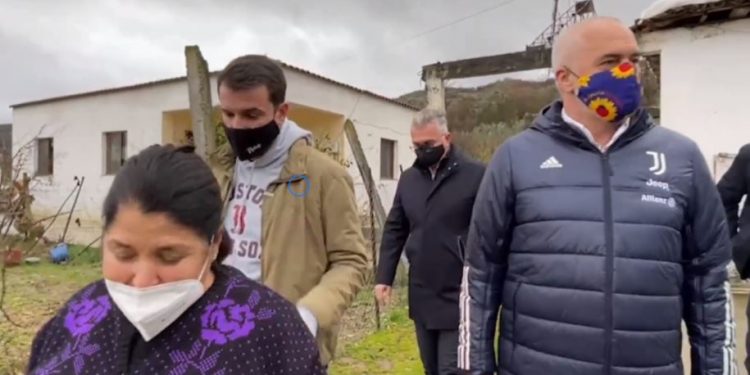 BATUTAT NË NDROQ/ Qytetarja i zgjat dorën Ramës: Le ta marr COVID-in prej teje, ti je qytetar o non