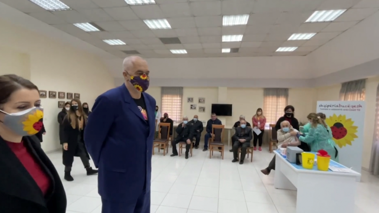NIS VAKSINIMI NË “SHTËPINË E TË MOSHUARVE”/ Rama thumbon opozitën: I keni vënë dorezat se inspektorët në FB…