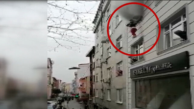 PAMJET TMERRUESE/ Zjarri kaplon apartamentin në Turqi, shihni se si nëna i hedh nga dritarja katër fëmijët (VIDEO)