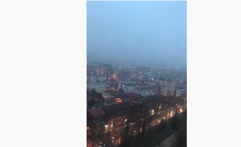 MOTI I ACARTË NË VEND/ Nisin reshjet e para të dëborës në Tiranë (VIDEO)