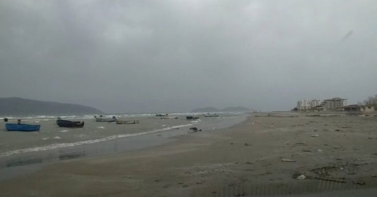 E RËNDË/ Gjendet i pajetë një 30-vjeçar në bregdetin e Vlorës, dyshohet…