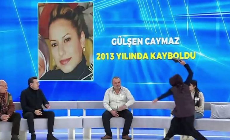 MOMENTE TENSIONI/ Sherr mes të ftuarve në emision, nëna godet personin që dyshon se i rrëmbeu vajzën (VIDEO)