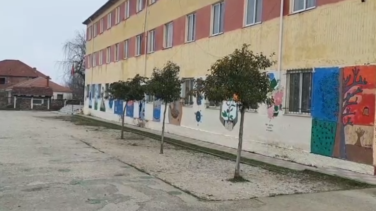 PAS INFEKTIMIT ME COVID TË MËSUESVE DHE NXËNËSVE/ Mbyllet shkolla e mesme në Pogradec