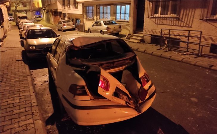 STUHIA E MADHE GODET STAMBOLLIN/ Era e fortë rrëzon pemët. Anulohen disa shërbime në qytet (FOTO)