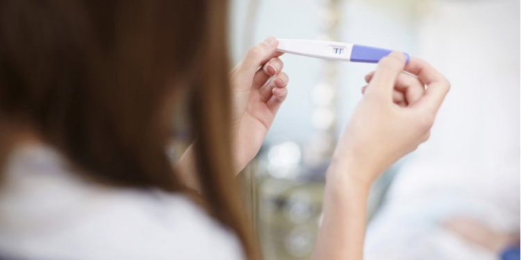 COVID-19/ Ekspertët hedhin poshtë pretendimet: Vaksinat nuk ndikojnë te fertiliteti