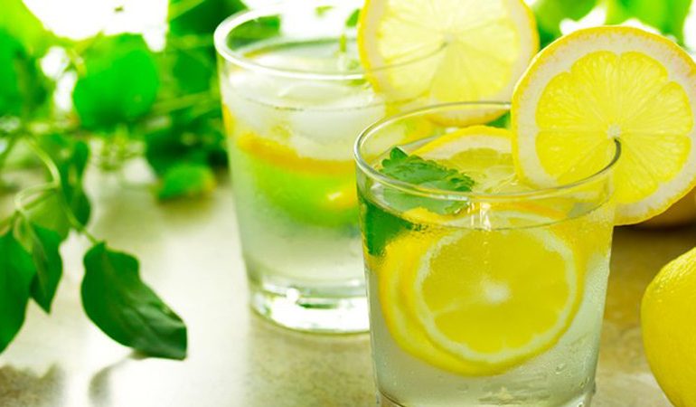 PLOT VLERA USHQYESE E VITAMINA/ Ja koha e duhur për të pirë ujë me limon