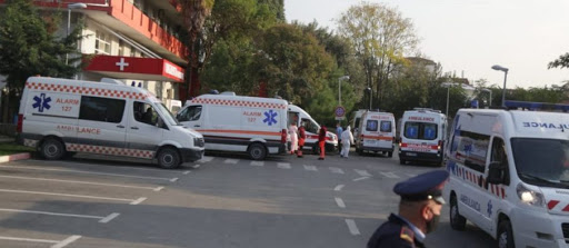 NJË I BURGOSUR ME COVID/ Transportohet te Infektivi për kontroll nën masa të rrepta sigurie (VIDEO)